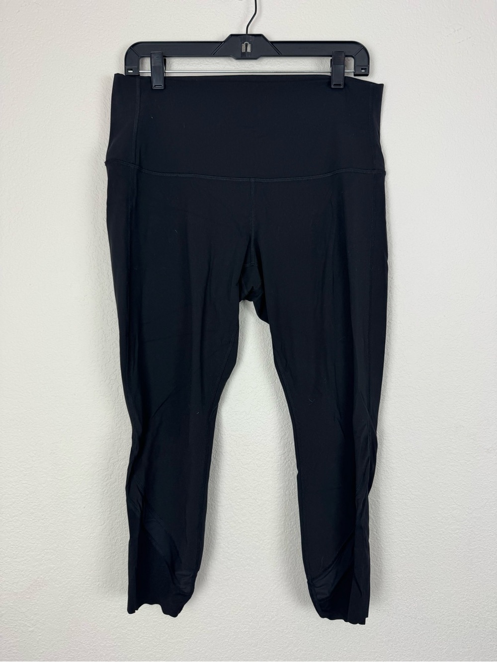 Lululemon Black Scalloped Hem Cropped Leggings Athletic Workout Gym Fitness